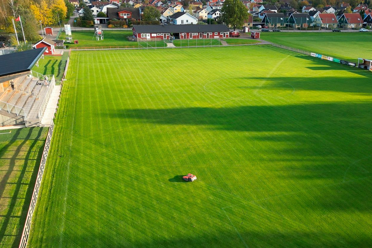 Campo da calcio curato dal robot Husqvarna CEORA visto dall’alto