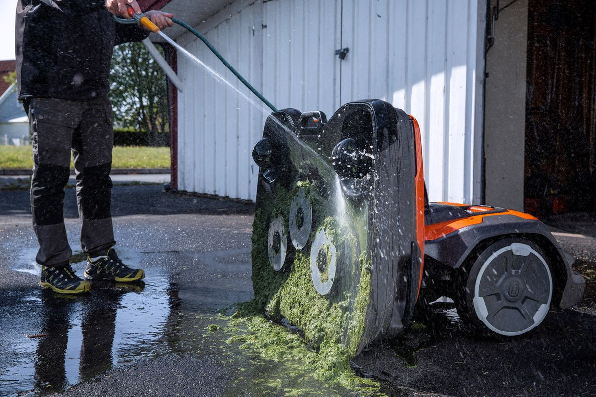 Pulizia del piatto di taglio CEORA in posizione service con un getto d’acqua
