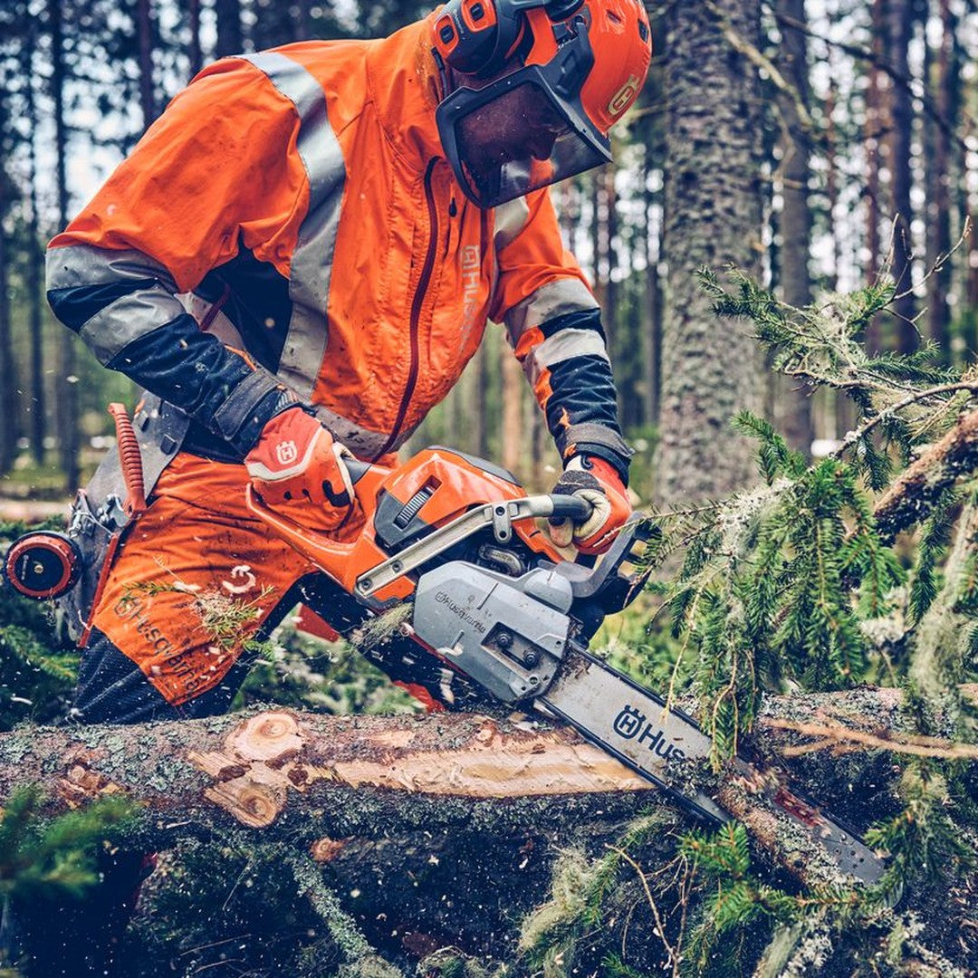 Motosega HUSQVARNA 560 XP® Mark II in uso