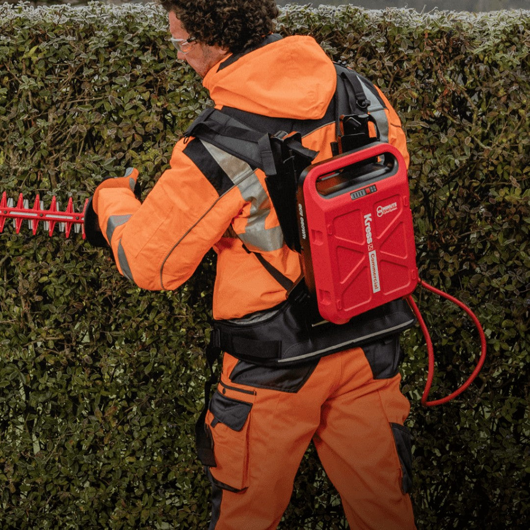 Imbracatura a zaino per batteria KRESS KAC900 in uso