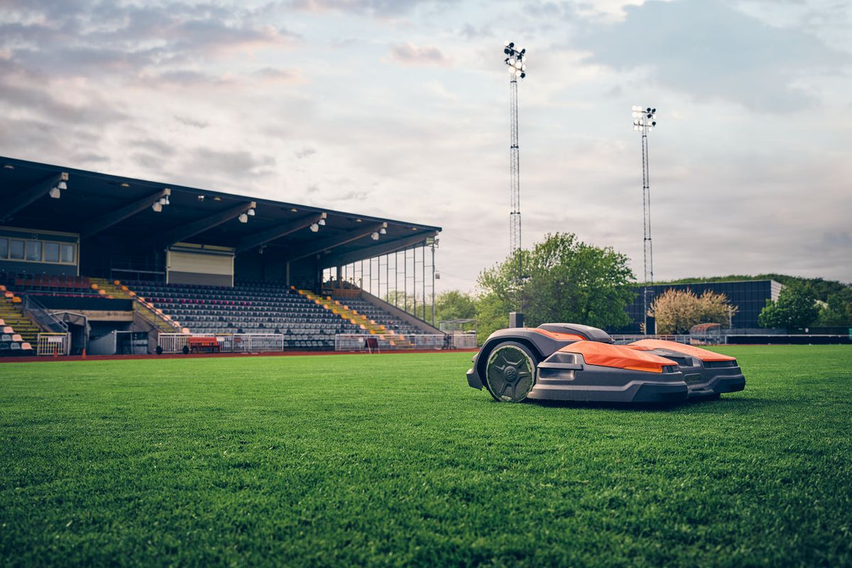 Robot tagliaerba Husqvarna CEORA al lavoro in uno stadio