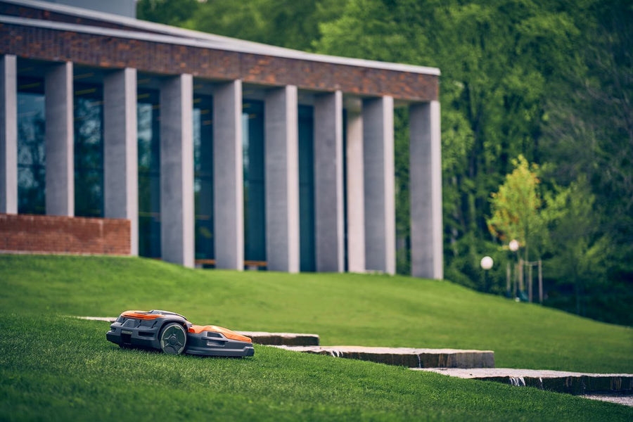 Husqvarna CEORA davanti a un edificio pubblico