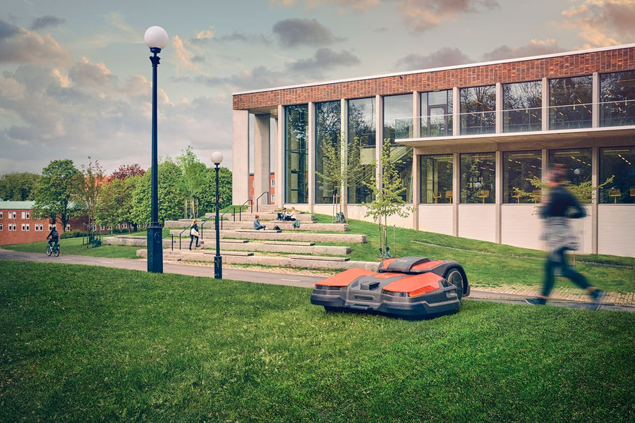 Husqvarna CEORA nel prato di un campus