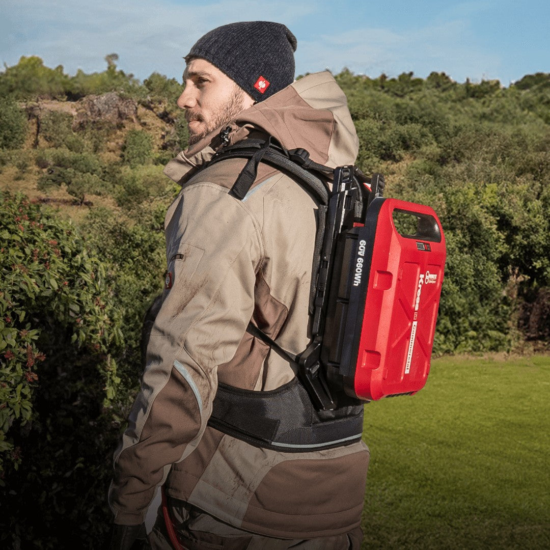 Imbracatura a zaino per batteria KRESS KAC900 in uso
