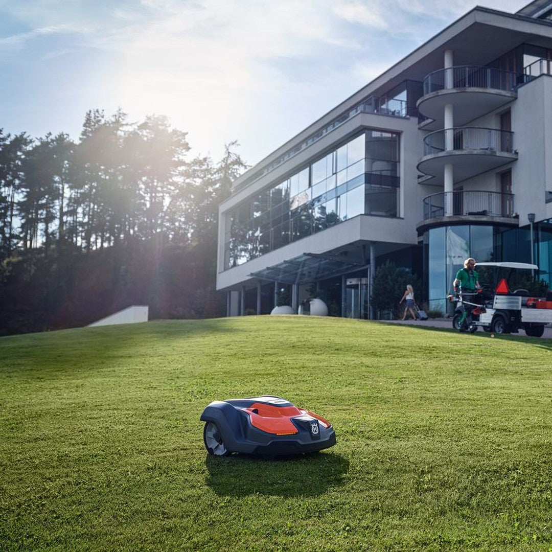 Robot tosaerba HUSQVARNA Automower® 550 EPOS™ in uso