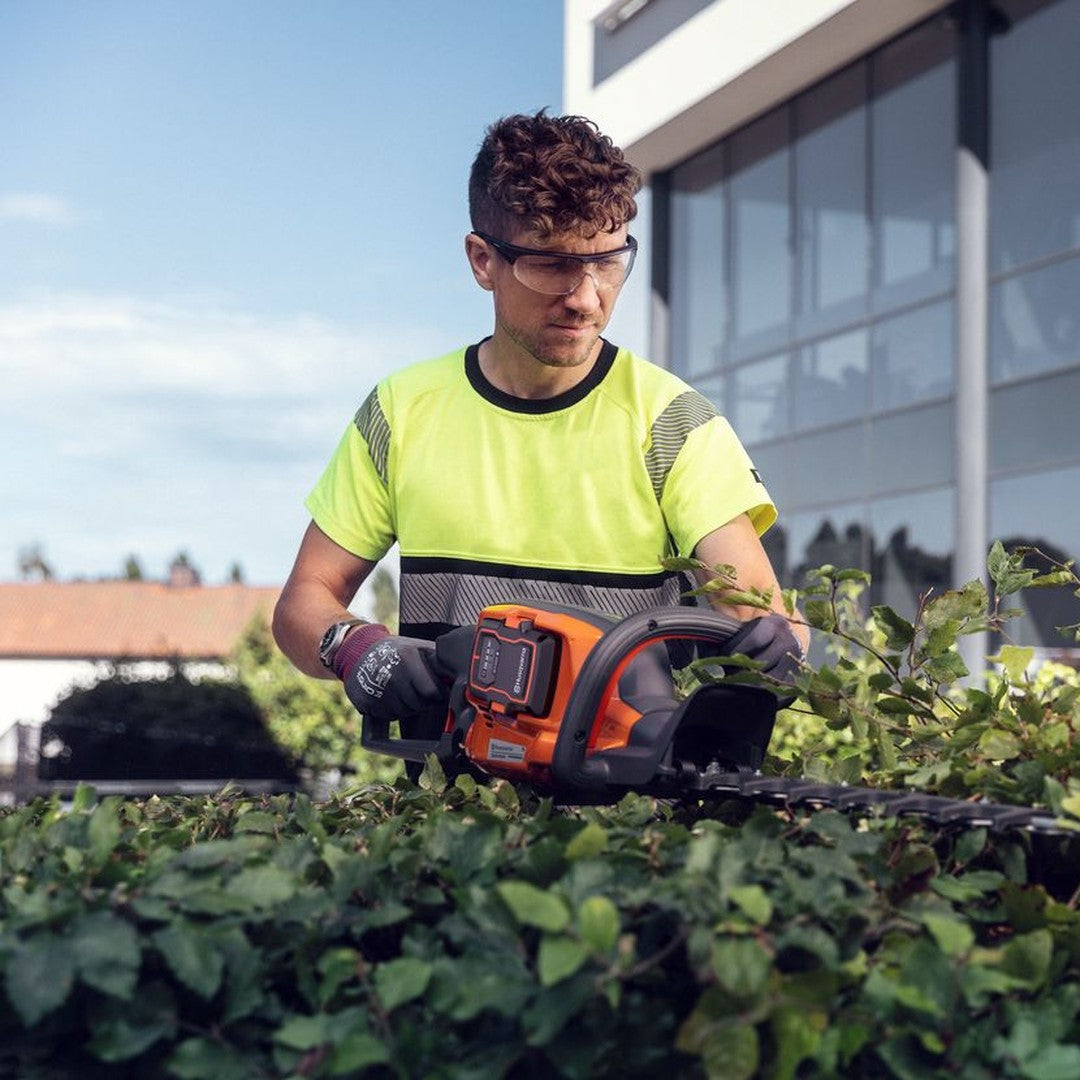 Tosasiepi a batteria HUSQVARNA 522iHD75 in uso