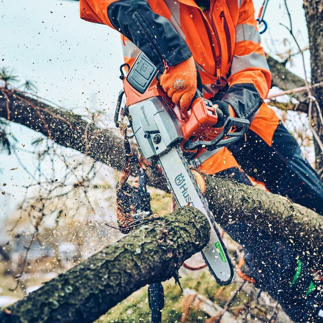 Motosega da potatura a batteria HUSQVARNA T542i XP® in uso