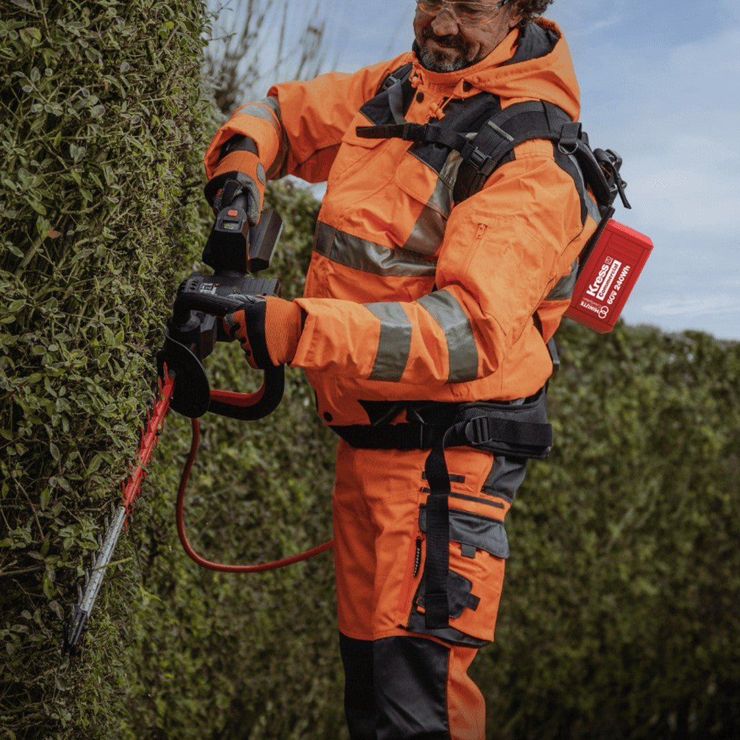 Imbracatura a zaino per batteria KRESS KAC900 in uso