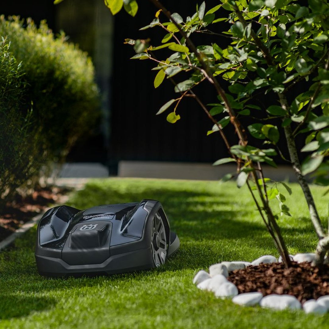 Robot tosaerba HUSQVARNA Automower® 310E NERA in uso