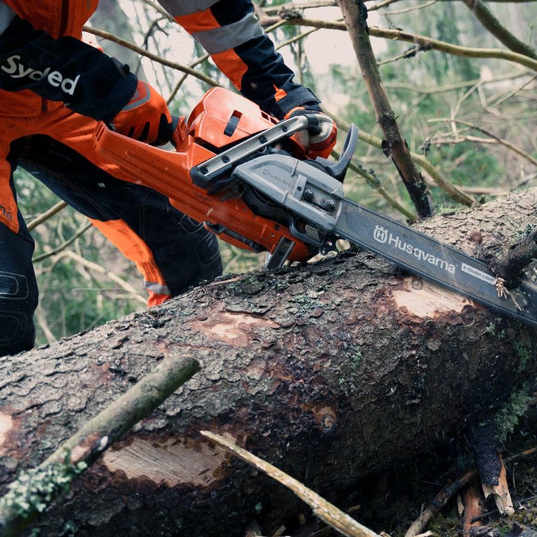 Motosega HUSQVARNA 572 XP® in uso
