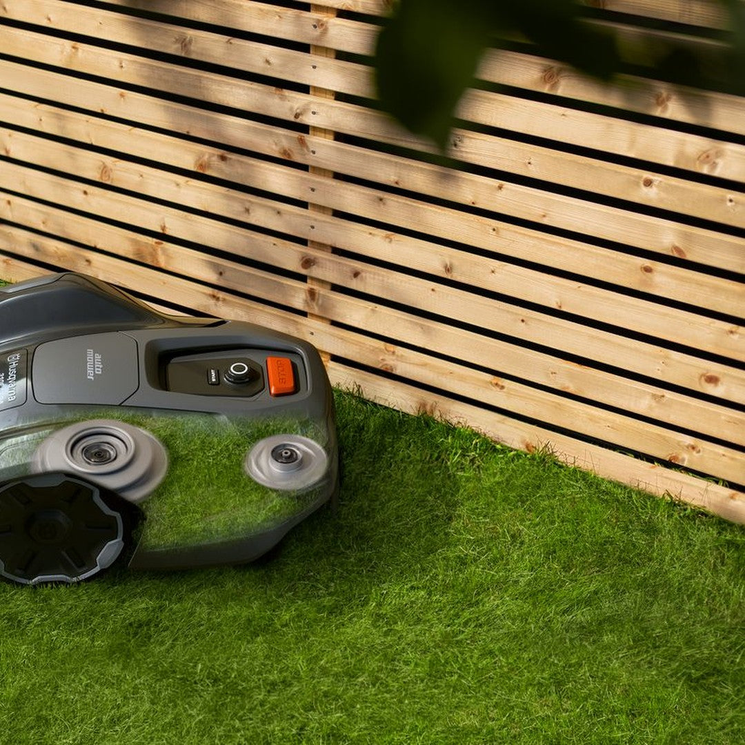 Robot tosaerba HUSQVARNA Automower® 310E NERA in uso